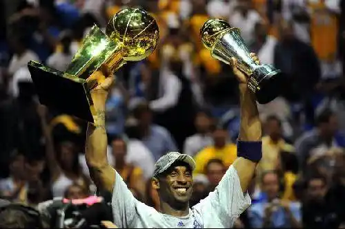 科比怀抱两座奖杯