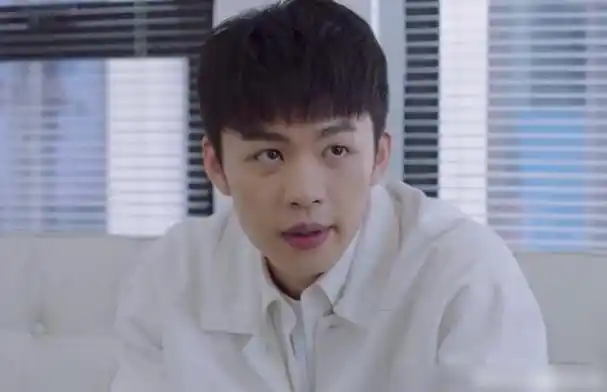 米邵飞剧中的米邵飞(李鸿其饰演)是一个悲情人物,他在夺冠之夜退役,又