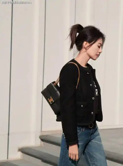 高圆圆带火了一种穿搭,叫上半身针织下半身喇叭牛仔裤,显高显瘦