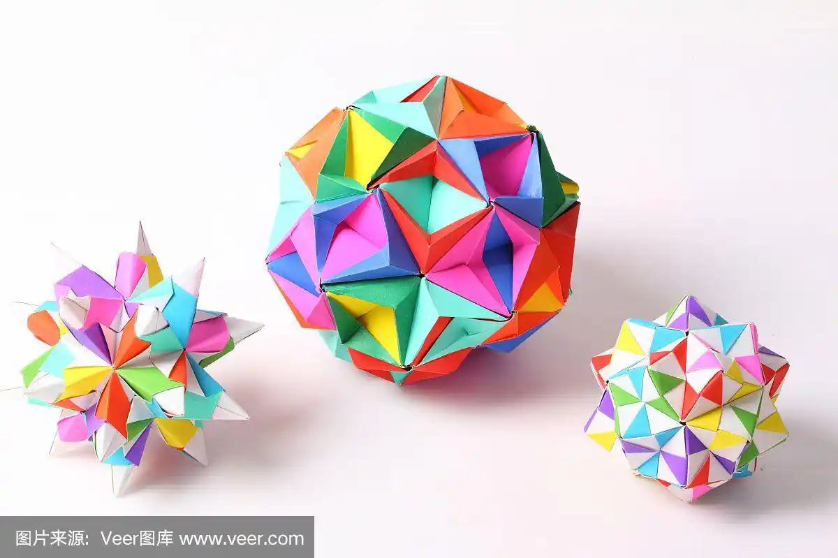 彩色几何折纸球孤立的白色背景