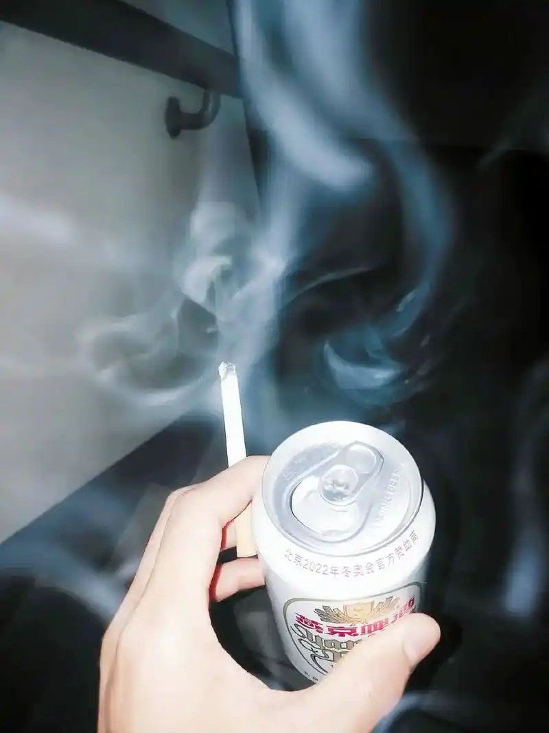 我喜欢点燃香烟的那一刻,那是寂静夜晚的开始;喜欢抽了一半烟灰 - 抖