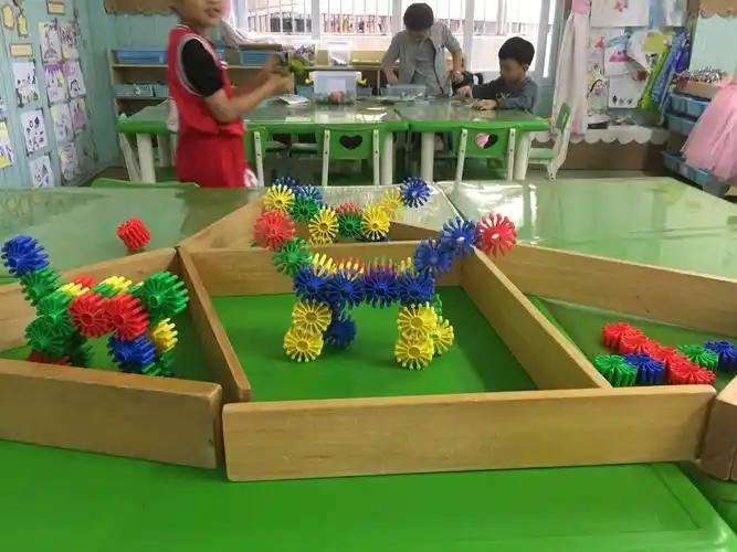 在益智区一位小朋友拿雪花片拼出来的恐龙,不仅想象力十足还心灵手巧