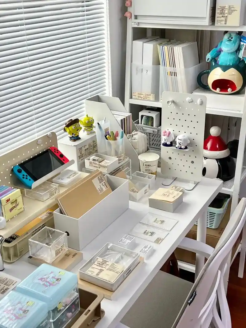 嗯…怎么不会不喜欢我的小书桌呢#桌面 #收纳整理 #房间布 - 抖音