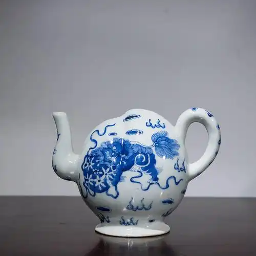 清 青花太狮少狮寿桃形倒流壶