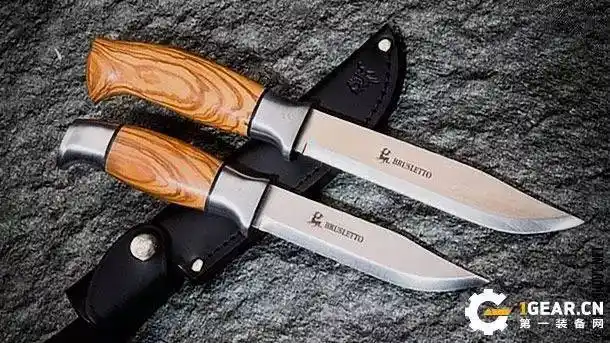 这两款猎刀的设计风格基本相同,并且都是由同样的材料制成,仅仅在尺寸