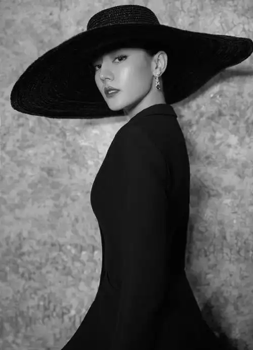 迪丽热巴黑白复古照##迪丽热巴复古摩登花絮图