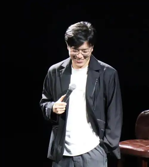 今天咱们来聊一桩大热门的绯闻,就是那位小有名气的脱口秀演员