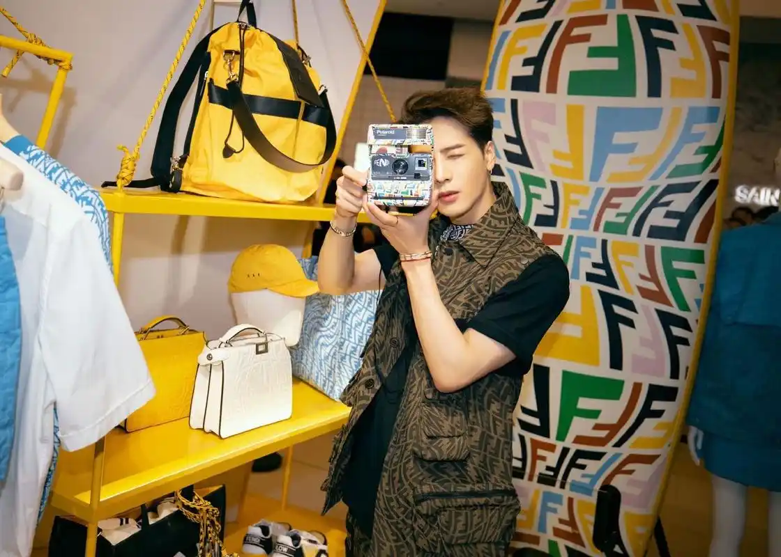 王嘉尔今日现身fendi品牌上海开幕活动
