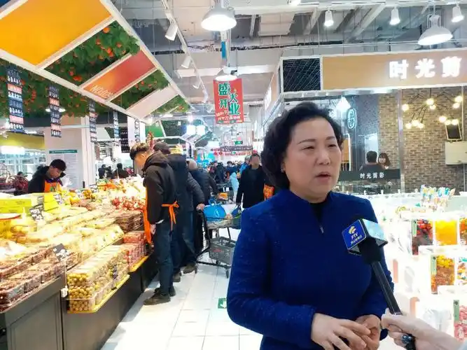 正文    记者了解到,在华冠市集的左边是定位精品生鲜超市的果蔬好