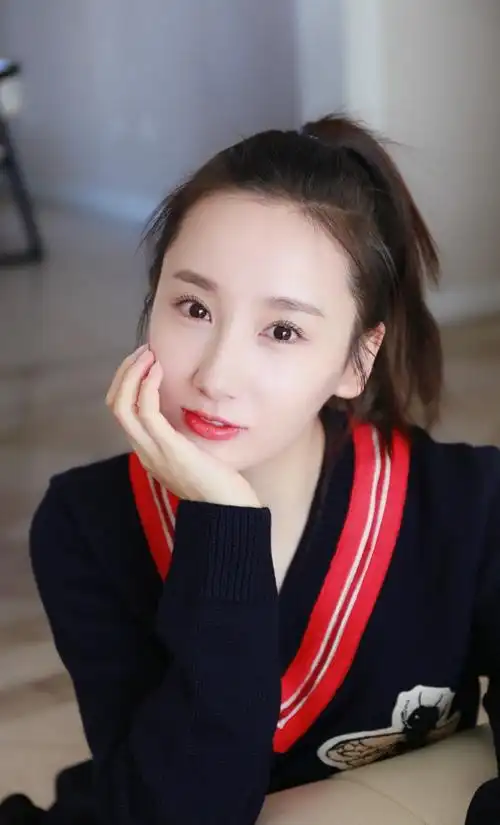 女演员高洋甜美俏皮可爱写真