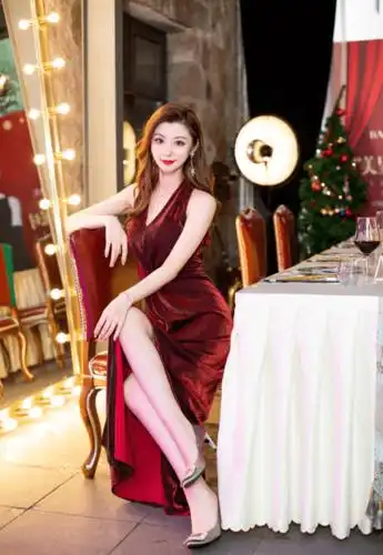 费费原名费沁雯,出道至今已有不短时间了,在