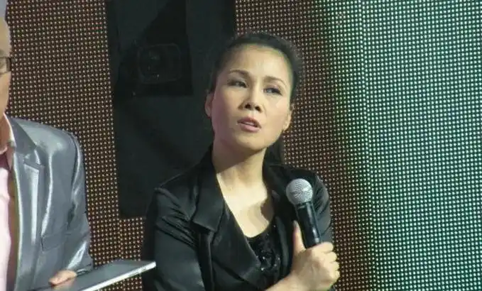 回顾田震:一生正直,摔话筒揭"潜规则",和那英闹掰,我不后悔