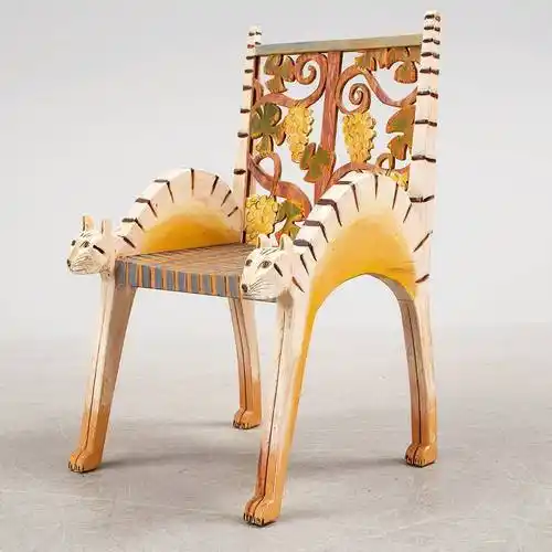 猫咪椅子鹿是一种比较温顺的动物,因此,依照鹿头设计花瓶的外形,更具