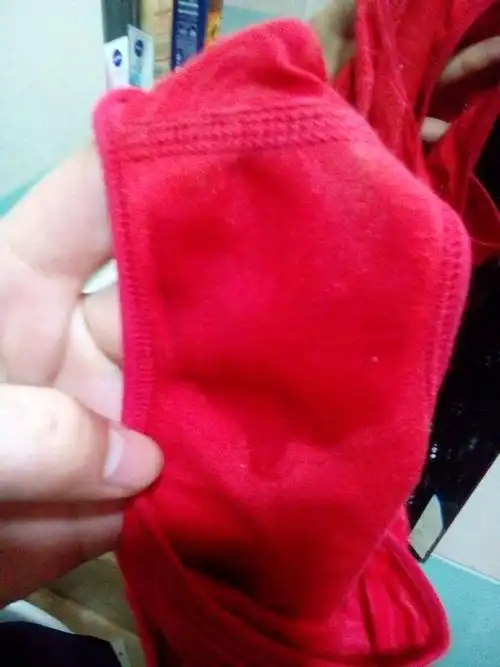 可是这个月内裤有异味道,看起来不是白带,月经还木有来,平时是27号来