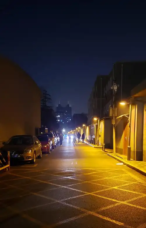 《晚饭后遛弯看北京胡同文化》