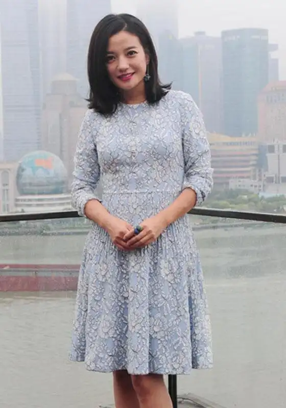 赵薇胖的连脖子都没了,穿一身黑也挽救不了她走样的身材!