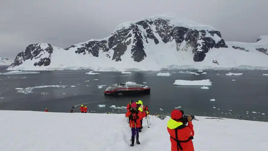 南极探险-弗利约夫峡湾巡游@丹科岛雪地徒步