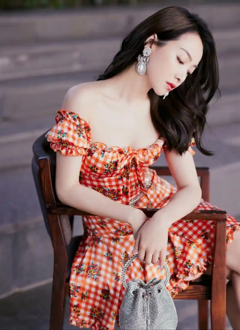 宋茜碎花裙美腿秀,光滑白皙骨感美十足,迷人至极!