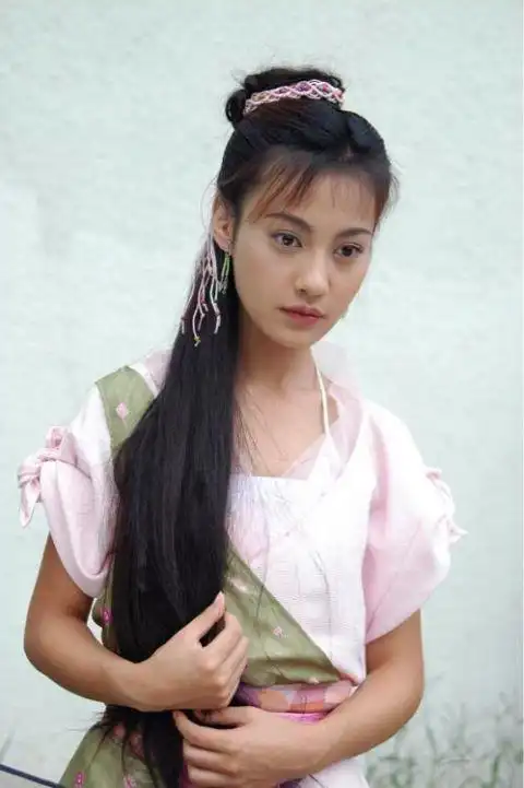 41岁江玉燕杨雪罕见晒照穿蓝色泡泡袖连衣裙宛若少女