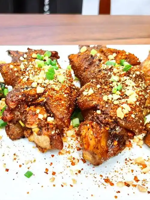 晚上最巴适的就是喝点小酒,配上一份烤蹄花,这家的烤蹄花吃的出来是用