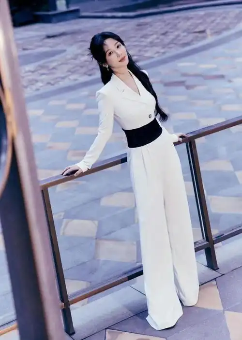 杨紫身材被低估了穿深v薄纱连衣裙秀事业线美得不像话