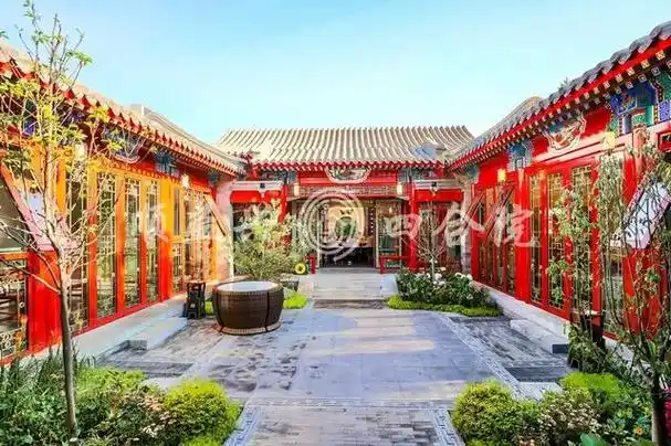 信步幽深庭院间,遥望故宫水云天