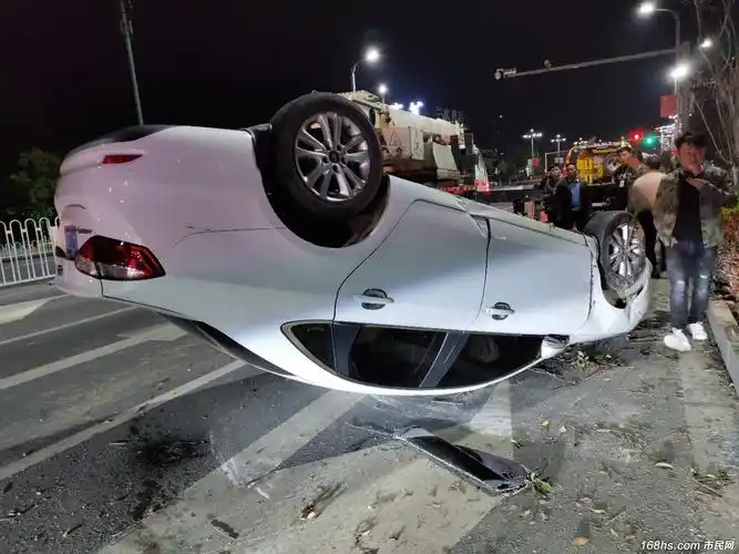 突发刚刚歙县雄村路口2车相撞白色小车翻车