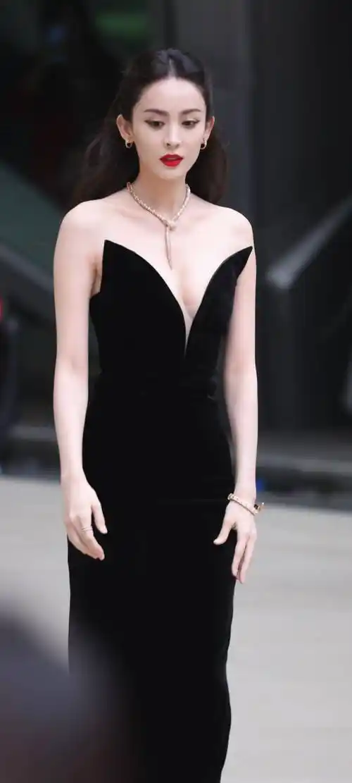 古力娜扎:黑色深v礼服的魅力_散发出_面容_个人
