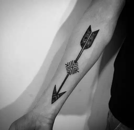 小臂黑灰箭羽纹身图案