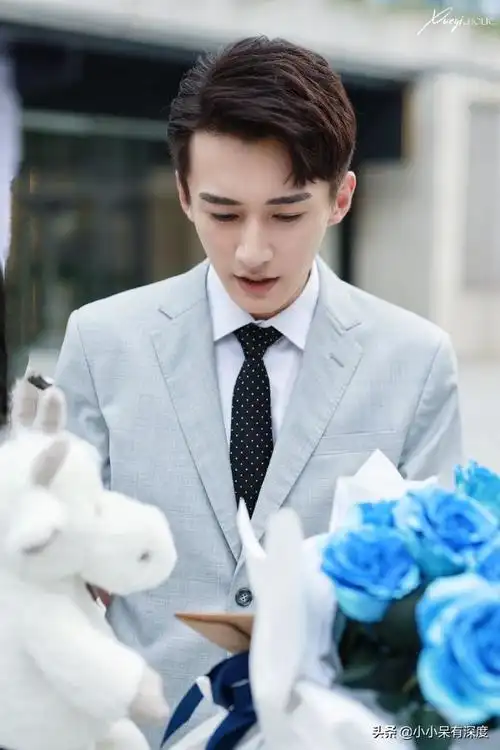 从照片可以以看出,张予曦素颜出镜,一脸笑意的开门,刘学义身穿白的t恤