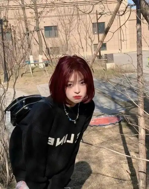 酒红色头发图片