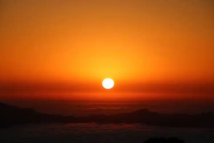 日出朝霞染云海