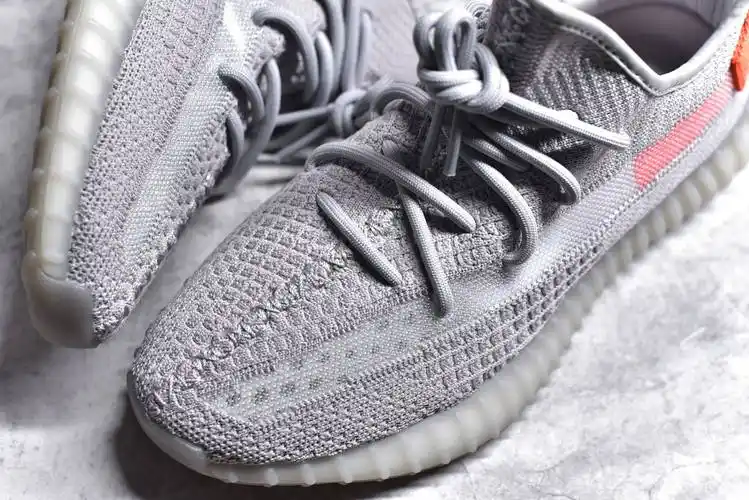 阿迪达斯灰橙尾灯 adidas yeezy 350 v2 boost tail light 椰子欧洲