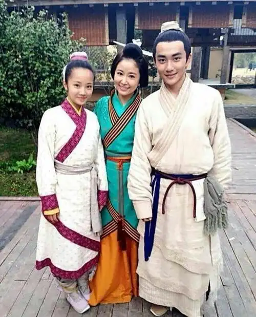 艺考大军美女如云 童星杨志雯报考中戏引关注