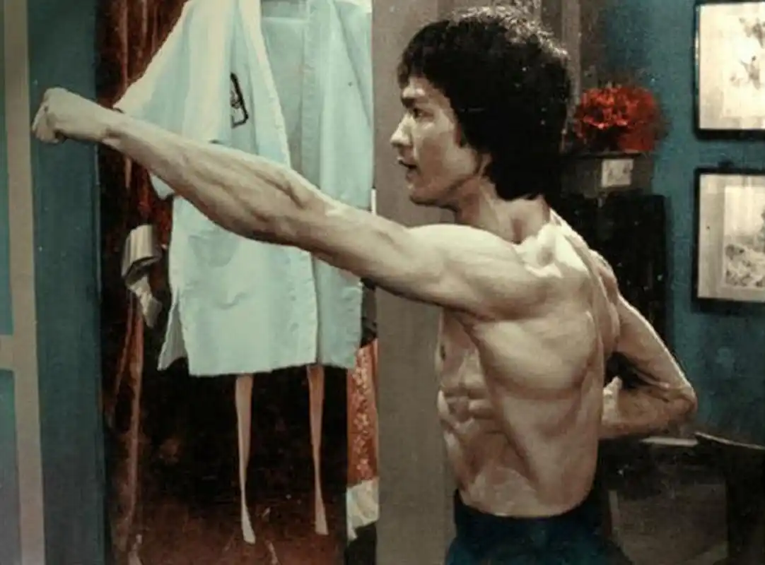 一组罕见肌肉照曝光,背后练出"圣诞树" 李小龙的身体有多变态?