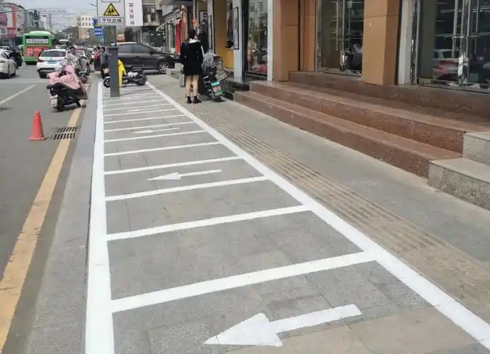 沂水:非机动车专属车位已划,请您停车入位!