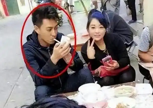 明星回村过年图,砍树那个要笑死了,网友:他们这么土,我放心了