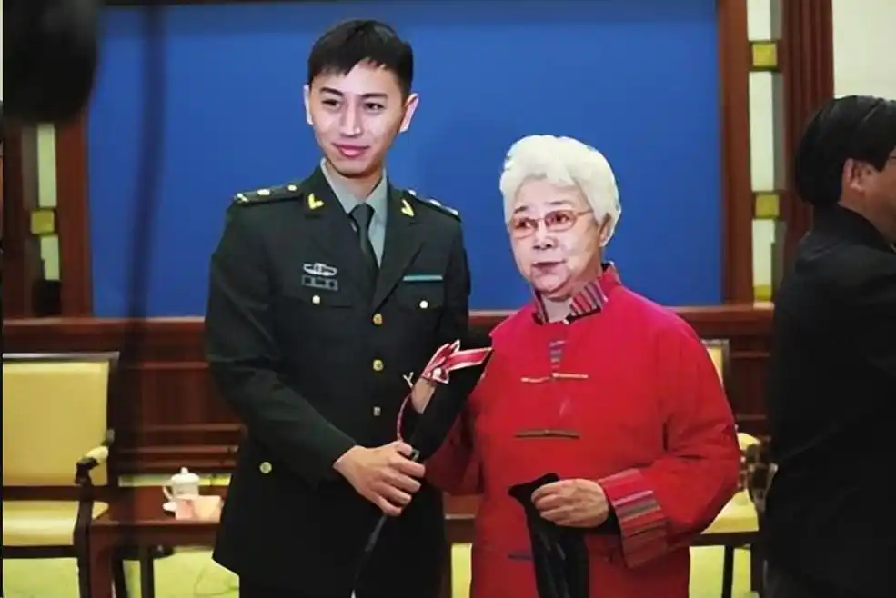 回顾艺术家田华与平凡丈夫72年婚姻背后有泪晚年带着遗憾生活