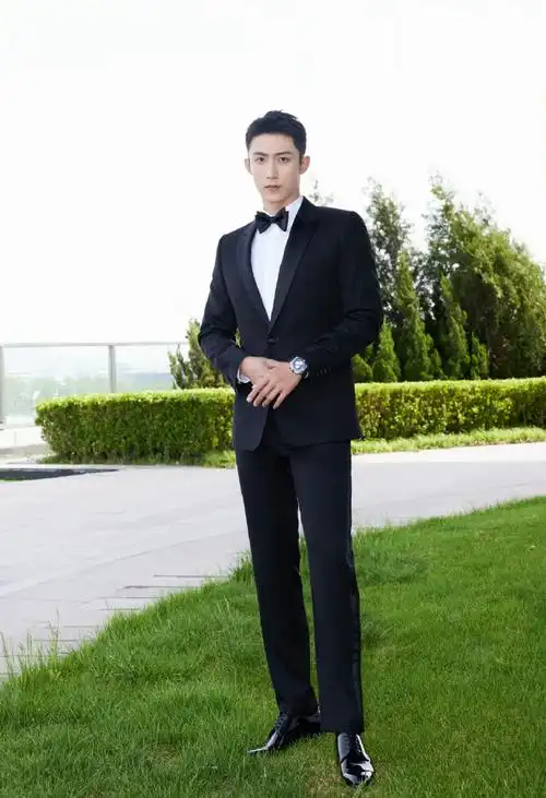 黄景瑜好高啊#黄景瑜的男友感真的好强啊宽肩大长腿,身材又超好～苏