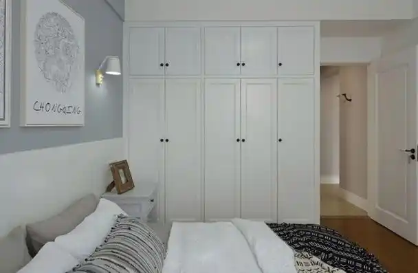 常见的衣柜摆放卧室的方法有:摆床边,摆床头,摆床尾,摆靠窗户