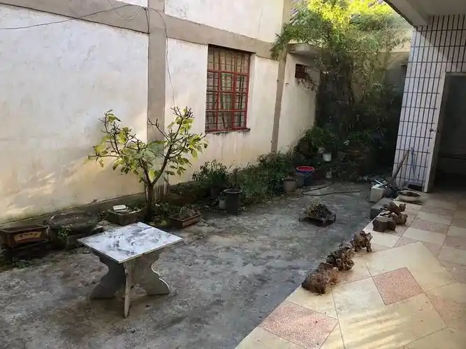 人民路黄金地段老房子诚心出售,面积113平的两层小楼房,院子约30平