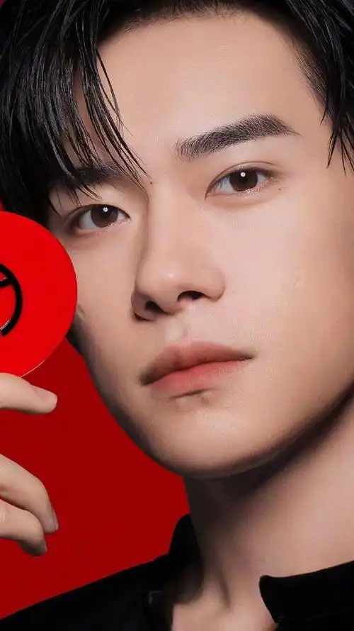 210819请欣赏来自阿玛尼代言人易烊千玺的神级美颜这帅得一塌糊涂的