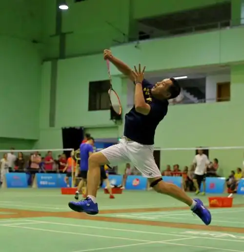 帅气的击球动作,这是2000年奥运羽毛球双打冠军陈甲亮(与吴俊明配对)