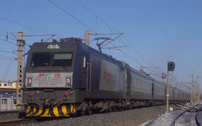【hxd3c0061】京哈线新台子站上行哈局三段hxd3c0061牵引客列通过