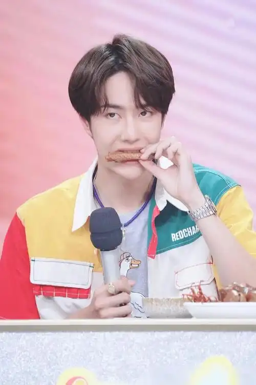 不得不说王一博的表情管理也是非常棒的,吃东西的样子,依然是非常的