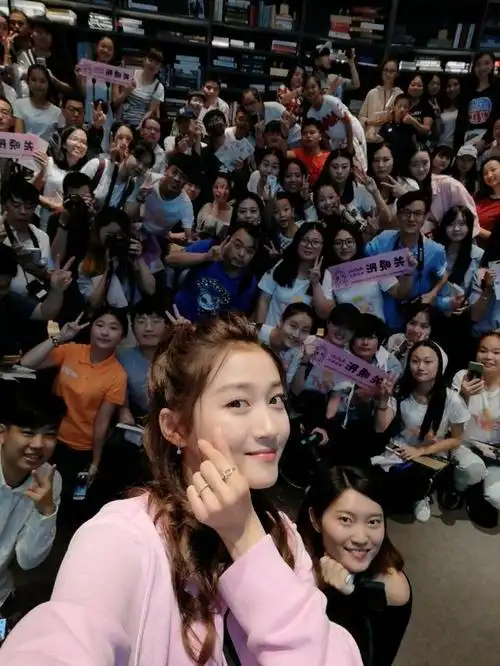 关晓彤20岁生日见面会与粉丝合影签名忙不停