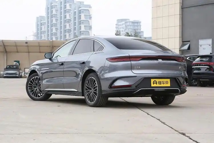 比亚迪汉ev,纯电续航506km,零百加速7.9s,支持快充