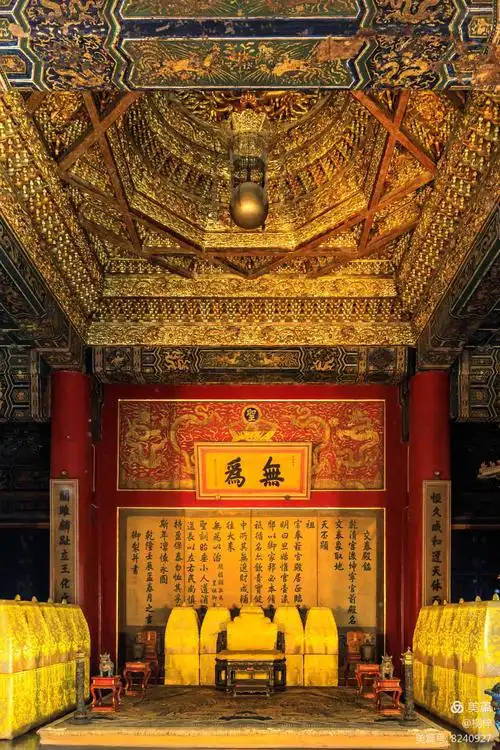 交泰殿穹顶,金壁辉煌,奢侈肃目,穷极华贵.
