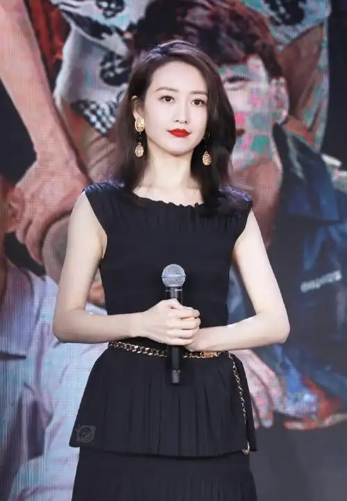 38岁王鸥私房写真曝光,黑裙红唇精致美艳,侧卧床上眼神撩人