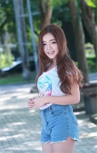 00后可爱嫩萝莉学生制服小清新甜美写真